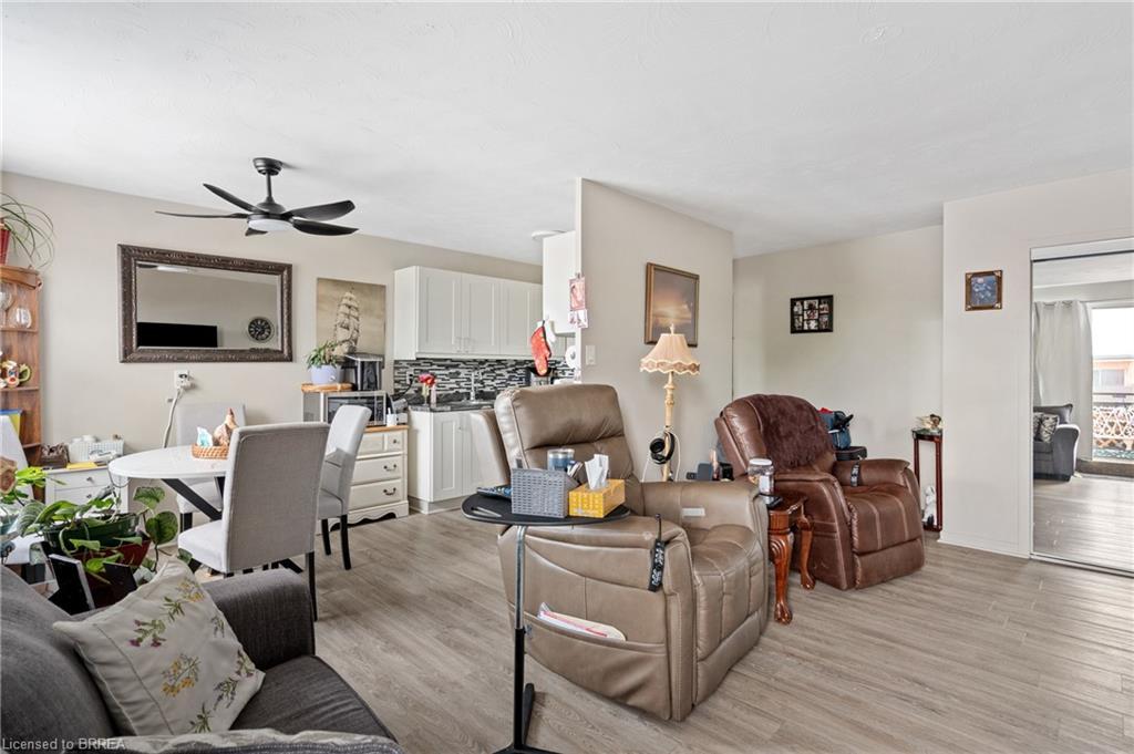 323-485 Thorold Road, Welland, ON - Indoor Photo Showing Living Room