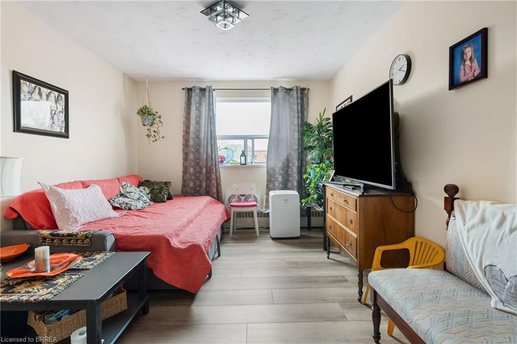 323-485 Thorold Road, Welland, ON - Indoor Photo Showing Bedroom