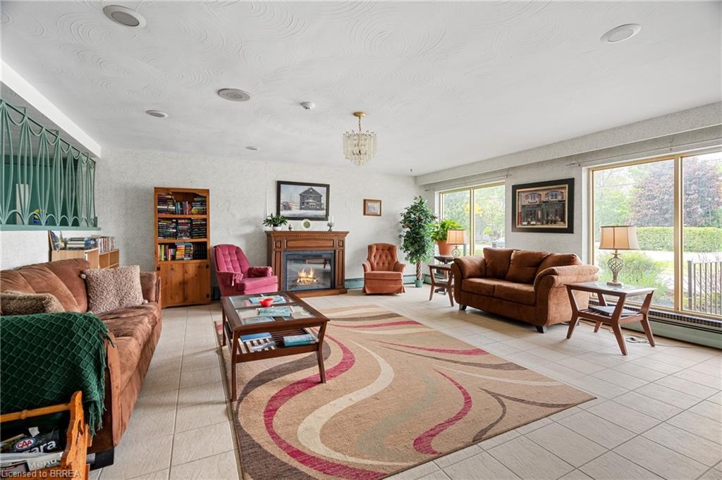 323-485 Thorold Road, Welland, ON - Indoor Photo Showing Living Room With Fireplace