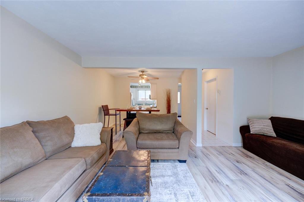 16-32 Montclair Crescent, Simcoe, ON - Indoor Photo Showing Living Room