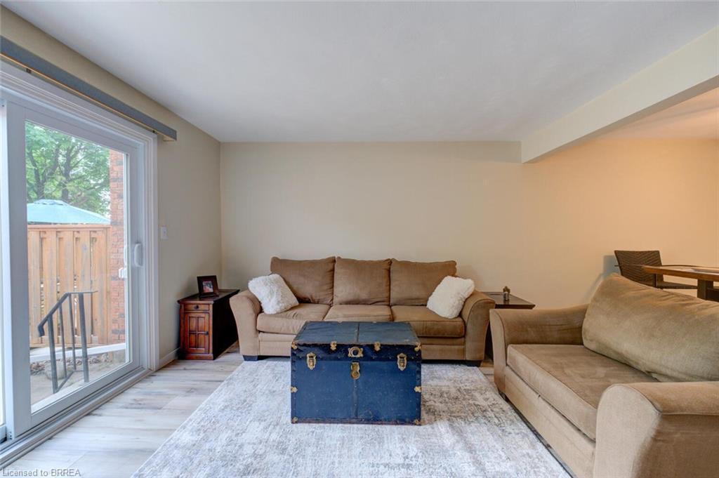 16-32 Montclair Crescent, Simcoe, ON - Indoor Photo Showing Living Room