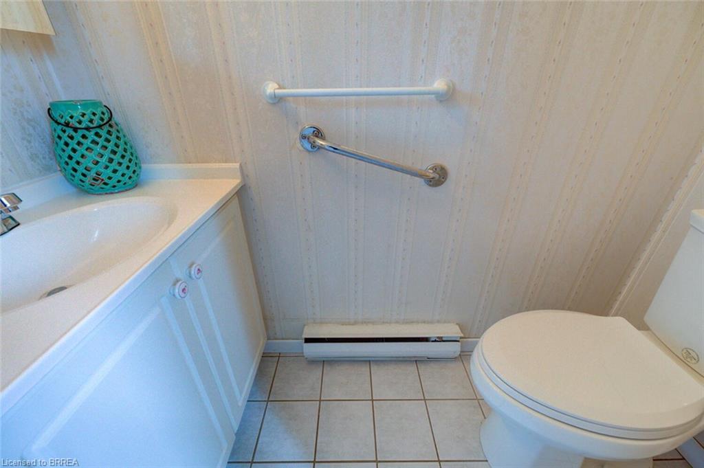 16-32 Montclair Crescent, Simcoe, ON - Indoor Photo Showing Bathroom