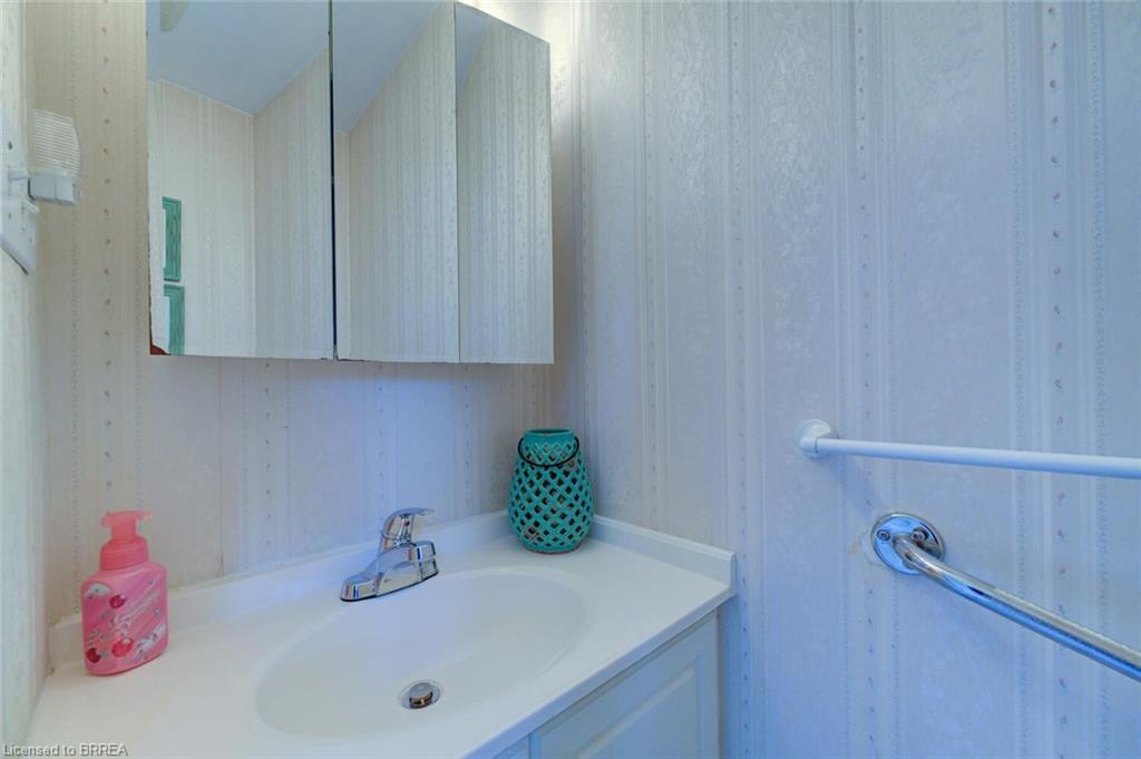 16-32 Montclair Crescent, Simcoe, ON - Indoor Photo Showing Bathroom