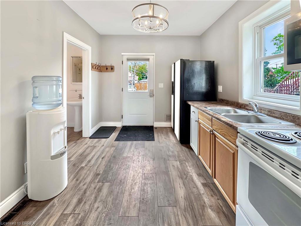 273 Brant Avenue, Brantford, ON - Indoor Photo Showing Kitchen With Double Sink