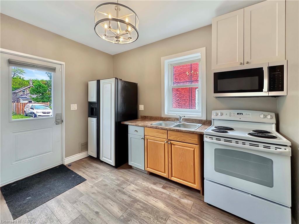 273 Brant Avenue, Brantford, ON - Indoor Photo Showing Kitchen With Double Sink