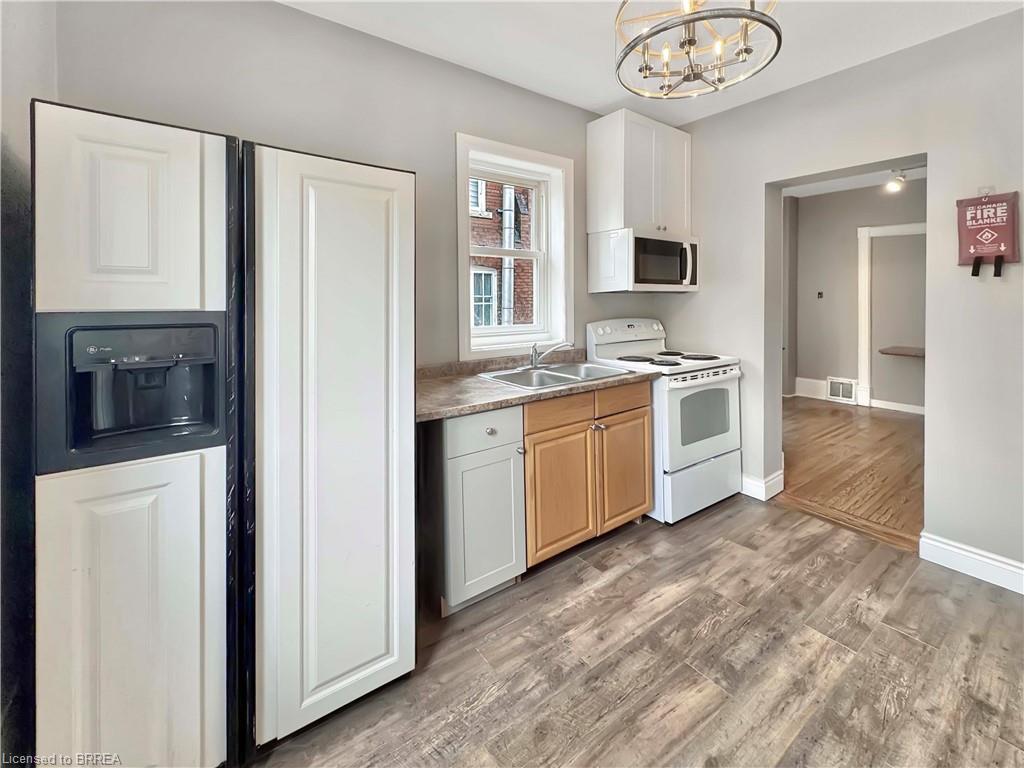 273 Brant Avenue, Brantford, ON - Indoor Photo Showing Kitchen With Double Sink