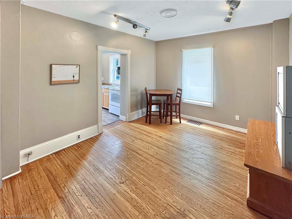 273 Brant Avenue, Brantford, ON - Indoor