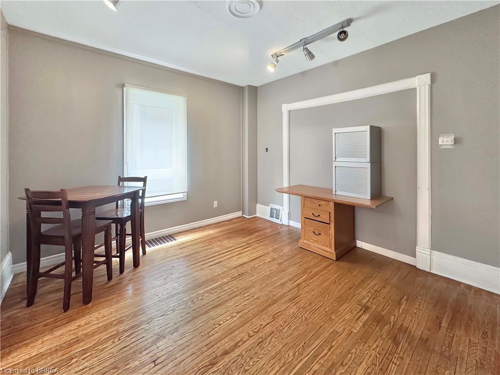 273 Brant Avenue, Brantford, ON - Indoor