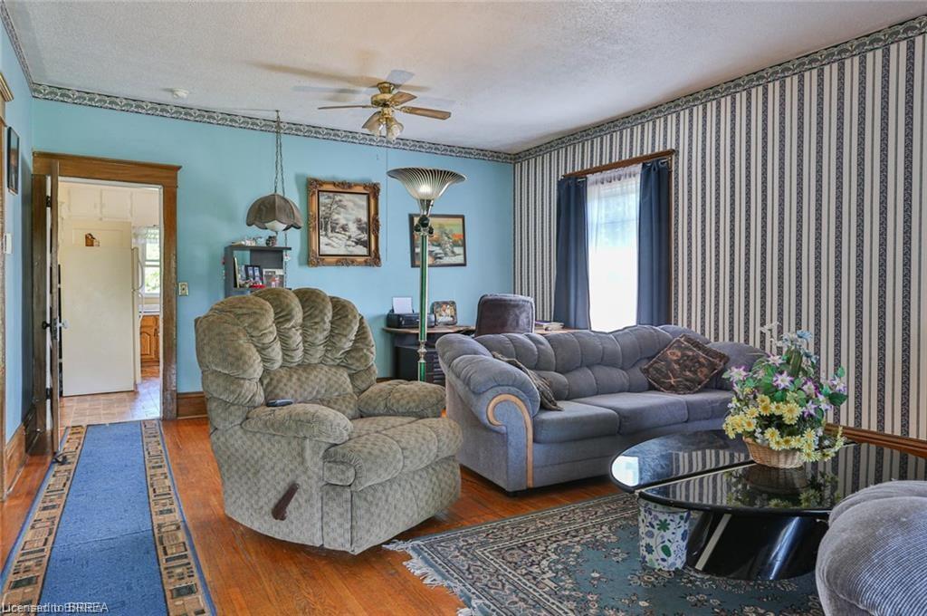 5 Cloverdale Avenue, Brantford, ON - Indoor Photo Showing Living Room