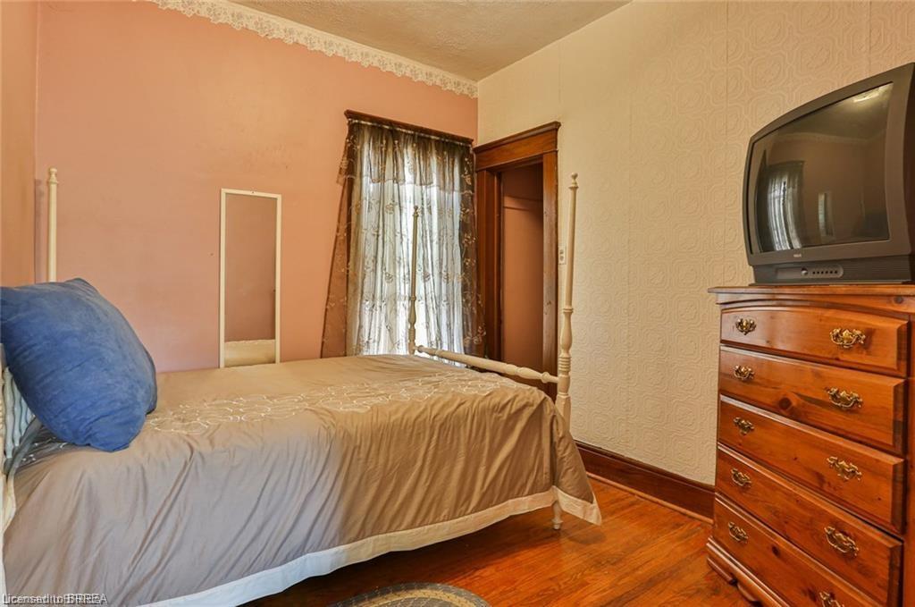 5 Cloverdale Avenue, Brantford, ON - Indoor Photo Showing Bedroom
