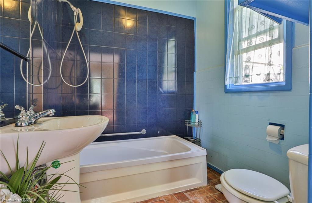 5 Cloverdale Avenue, Brantford, ON - Indoor Photo Showing Bathroom