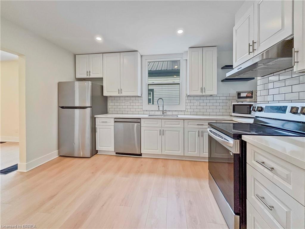 164 Nelson Street, Brantford, ON - Indoor Photo Showing Kitchen With Stainless Steel Kitchen With Upgraded Kitchen