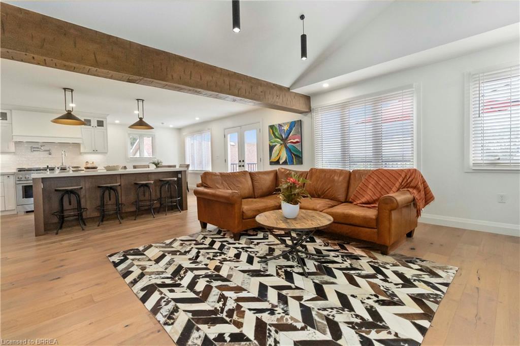 221 Old Onondaga Road E, Brantford, ON - Indoor Photo Showing Living Room