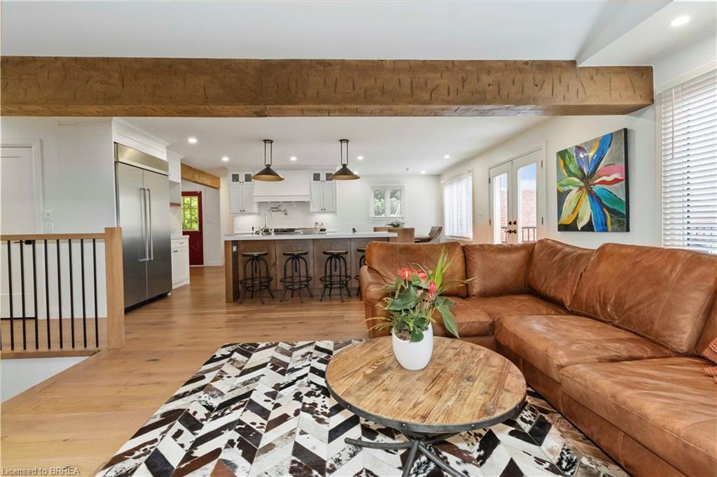 221 Old Onondaga Road E, Brantford, ON - Indoor Photo Showing Living Room