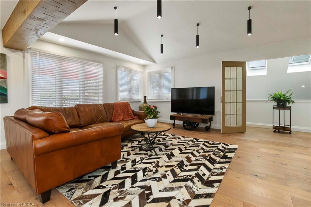 221 Old Onondaga Road E, Brantford, ON - Indoor Photo Showing Living Room