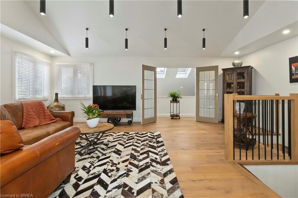 221 Old Onondaga Road E, Brantford, ON - Indoor Photo Showing Living Room