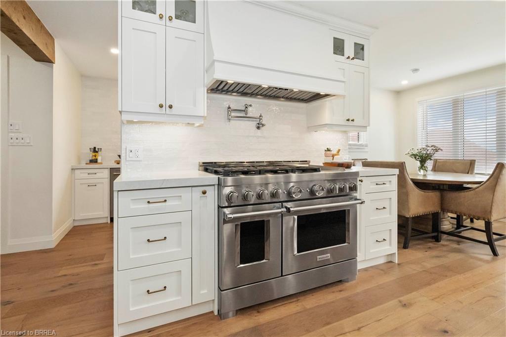 221 Old Onondaga Road E, Brantford, ON - Indoor Photo Showing Kitchen With Upgraded Kitchen