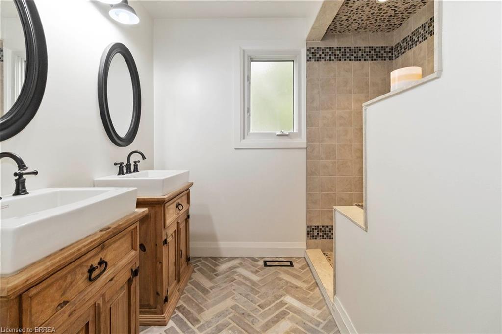 221 Old Onondaga Road E, Brantford, ON - Indoor Photo Showing Bathroom