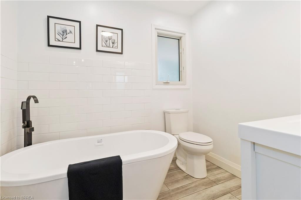 221 Old Onondaga Road E, Brantford, ON - Indoor Photo Showing Bathroom