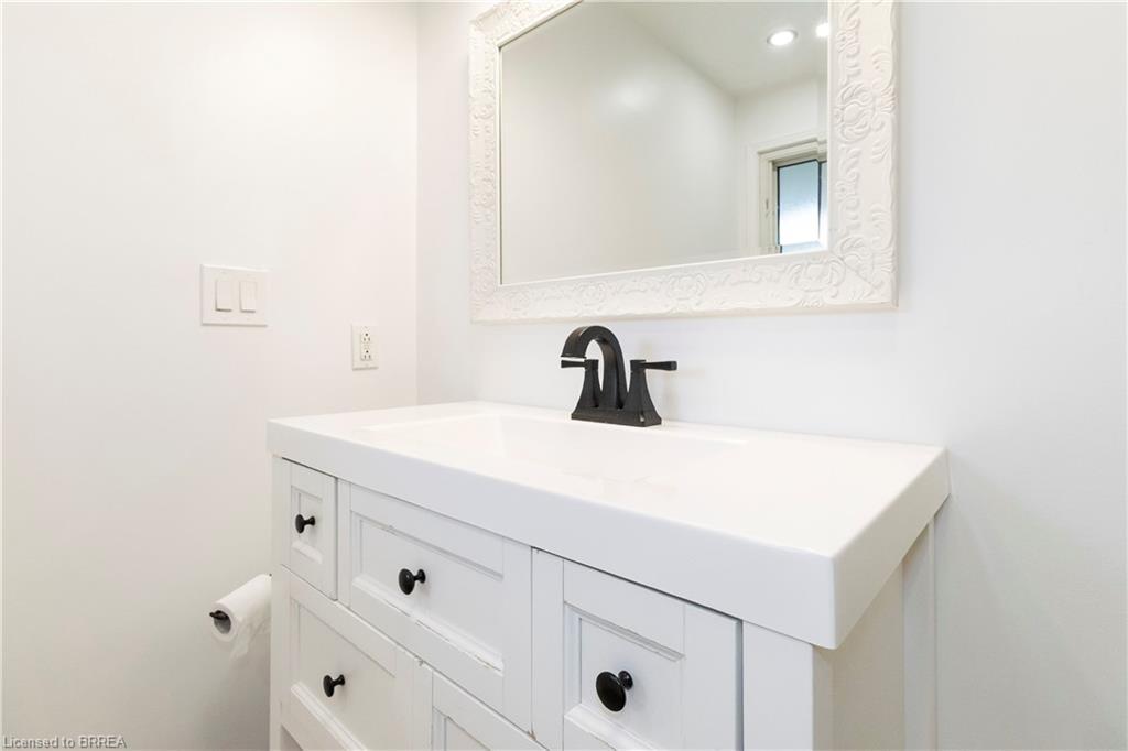 221 Old Onondaga Road E, Brantford, ON - Indoor Photo Showing Bathroom