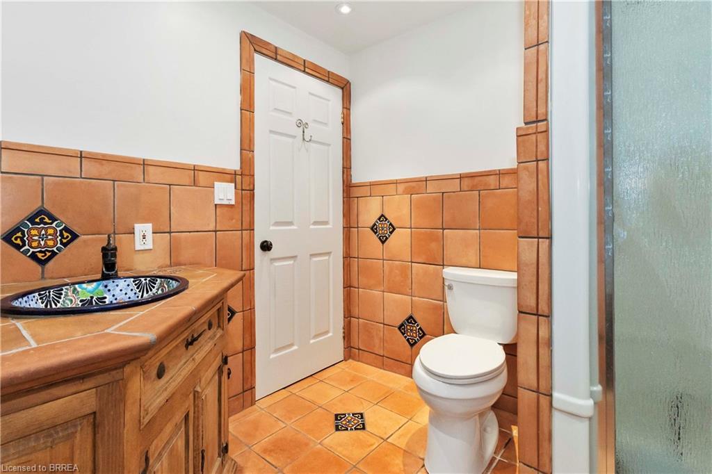 221 Old Onondaga Road E, Brantford, ON - Indoor Photo Showing Bathroom