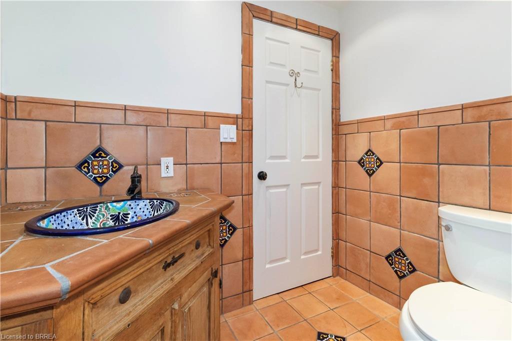221 Old Onondaga Road E, Brantford, ON - Indoor Photo Showing Bathroom