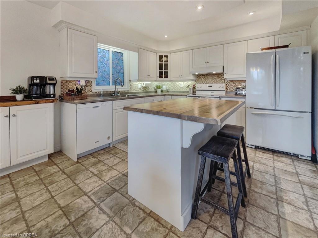 18 Bricker Court, Brantford, ON - Indoor Photo Showing Kitchen