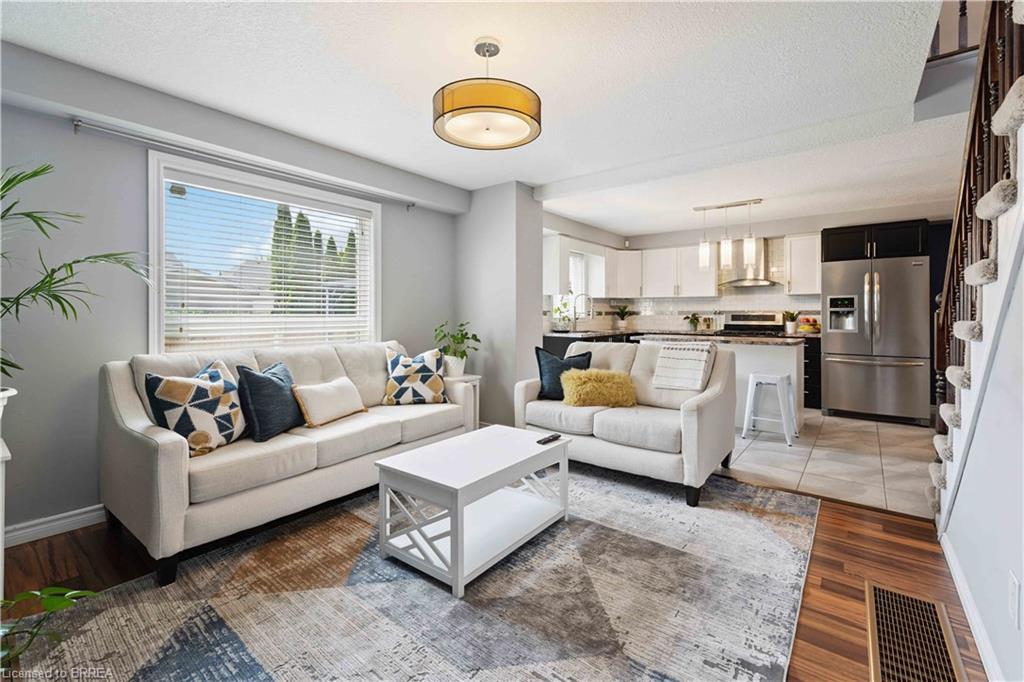 12 Avatar Place, Hamilton, ON - Indoor Photo Showing Living Room