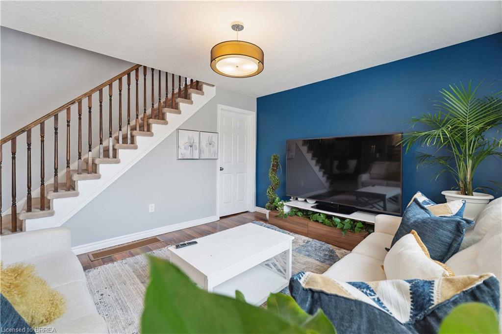 12 Avatar Place, Hamilton, ON - Indoor Photo Showing Living Room