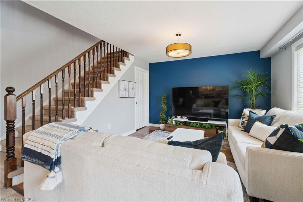 12 Avatar Place, Hamilton, ON - Indoor Photo Showing Living Room