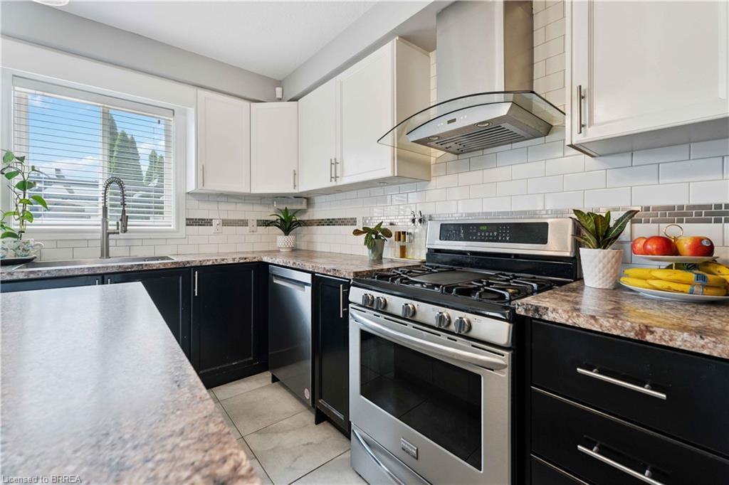 12 Avatar Place, Hamilton, ON - Indoor Photo Showing Kitchen With Stainless Steel Kitchen With Upgraded Kitchen