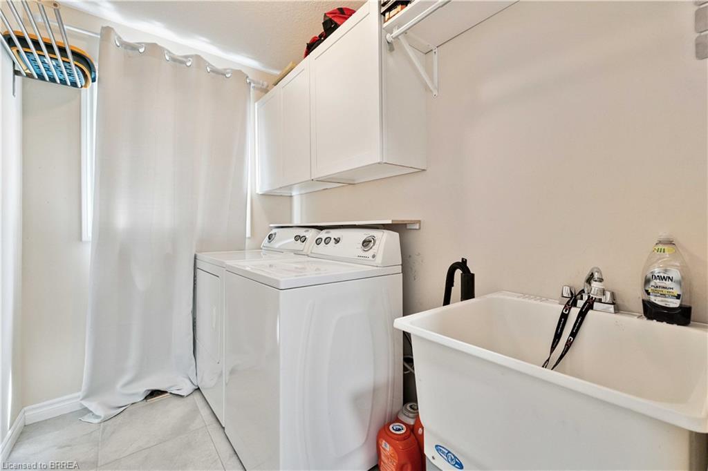 12 Avatar Place, Hamilton, ON - Indoor Photo Showing Laundry Room
