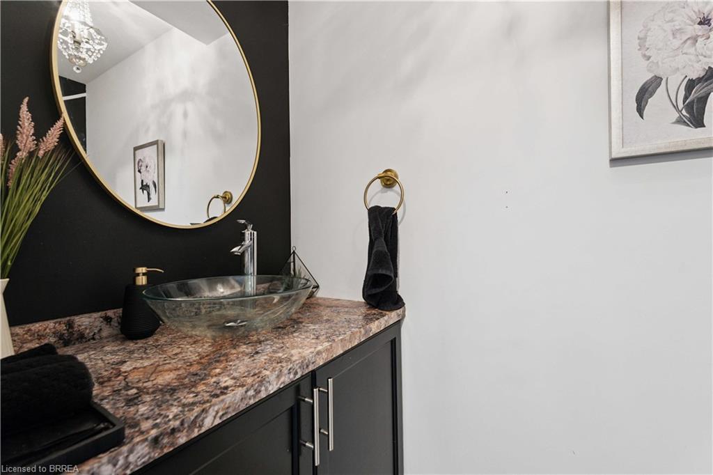 12 Avatar Place, Hamilton, ON - Indoor Photo Showing Bathroom