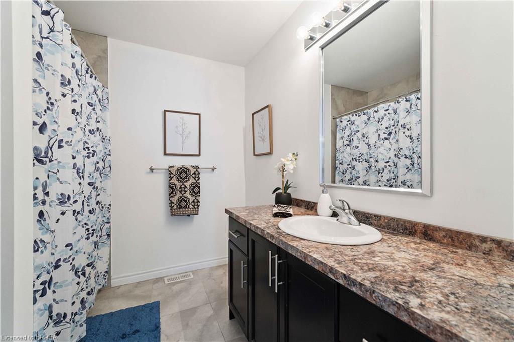 12 Avatar Place, Hamilton, ON - Indoor Photo Showing Bathroom