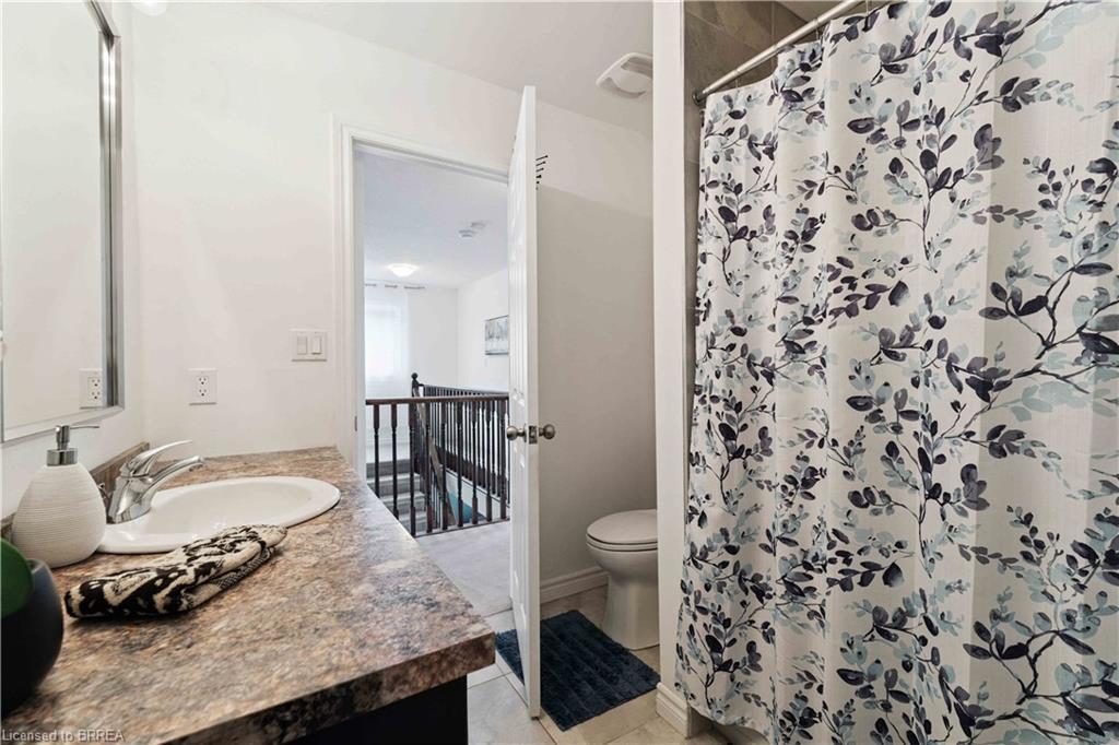 12 Avatar Place, Hamilton, ON - Indoor Photo Showing Bathroom