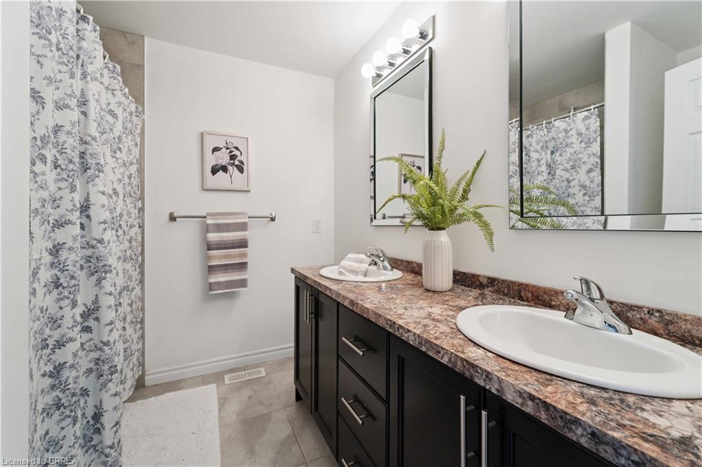 12 Avatar Place, Hamilton, ON - Indoor Photo Showing Bathroom