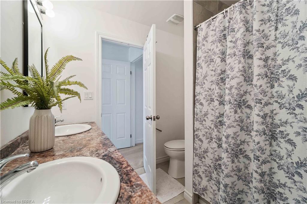 12 Avatar Place, Hamilton, ON - Indoor Photo Showing Bathroom