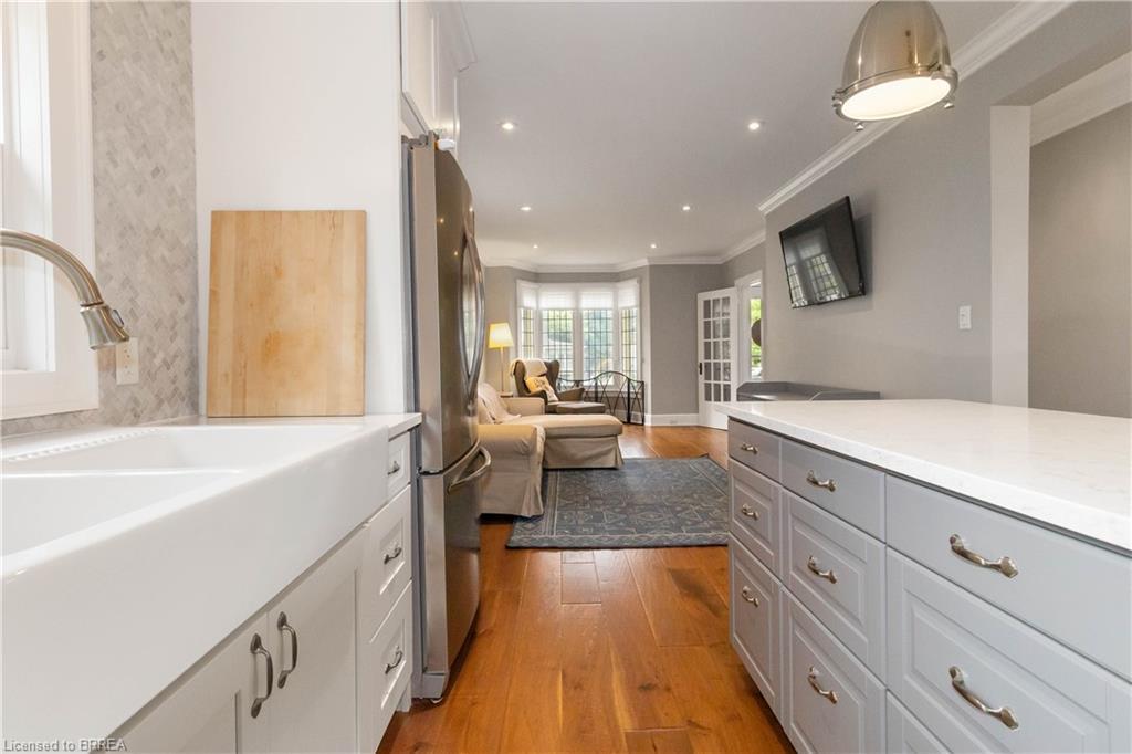 19 Lincoln Avenue, Brantford, ON - Indoor Photo Showing Kitchen With Upgraded Kitchen