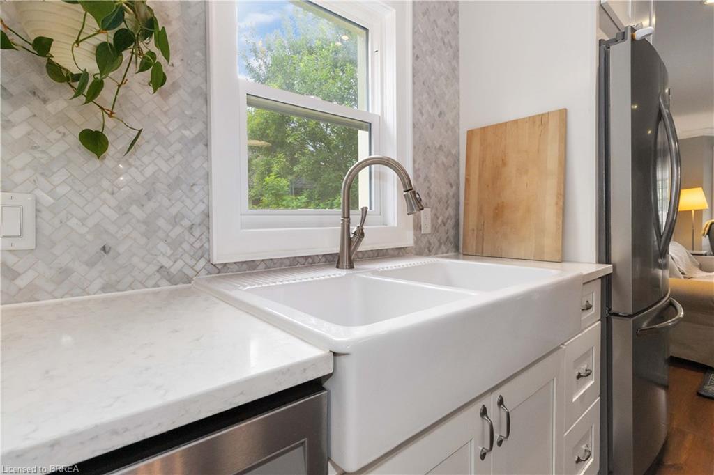 19 Lincoln Avenue, Brantford, ON - Indoor Photo Showing Kitchen With Double Sink