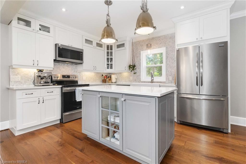 19 Lincoln Avenue, Brantford, ON - Indoor Photo Showing Kitchen With Upgraded Kitchen