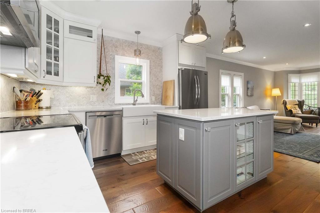 19 Lincoln Avenue, Brantford, ON - Indoor Photo Showing Kitchen With Upgraded Kitchen