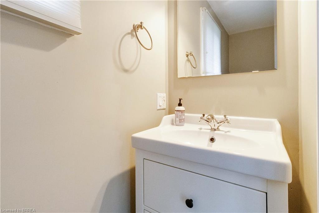 19 Lincoln Avenue, Brantford, ON - Indoor Photo Showing Bathroom