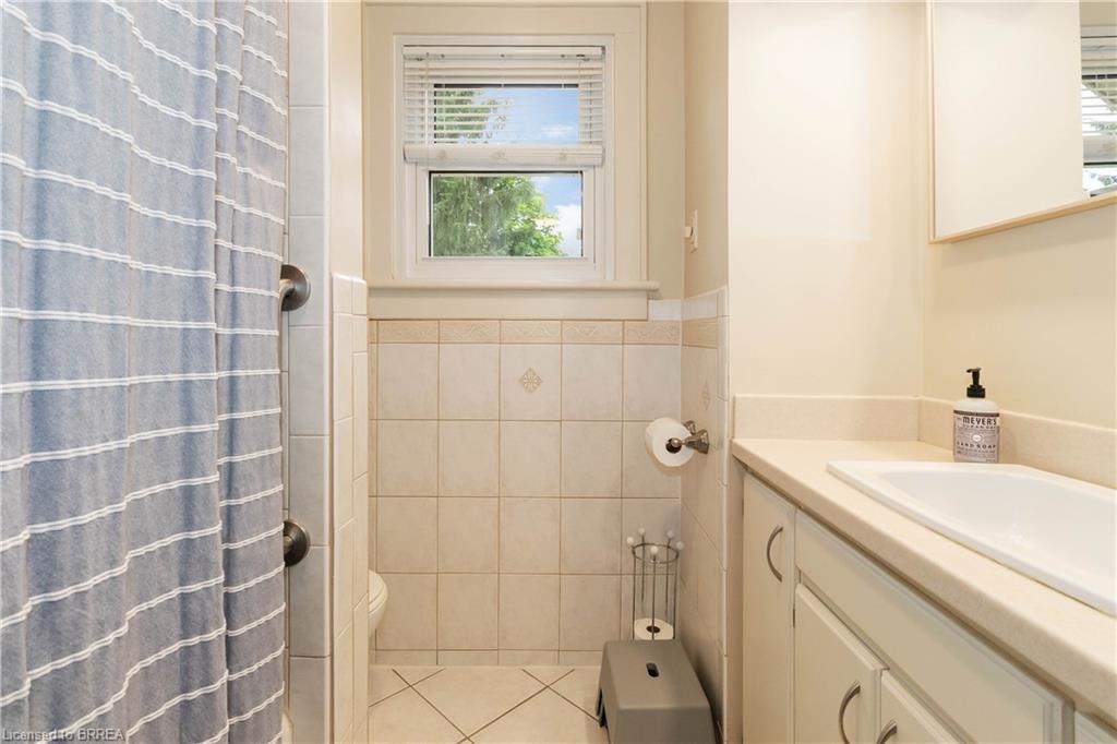 19 Lincoln Avenue, Brantford, ON - Indoor Photo Showing Bathroom