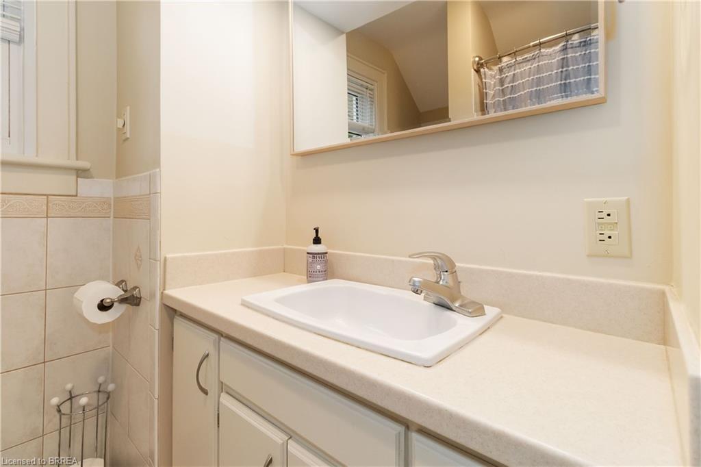 19 Lincoln Avenue, Brantford, ON - Indoor Photo Showing Bathroom