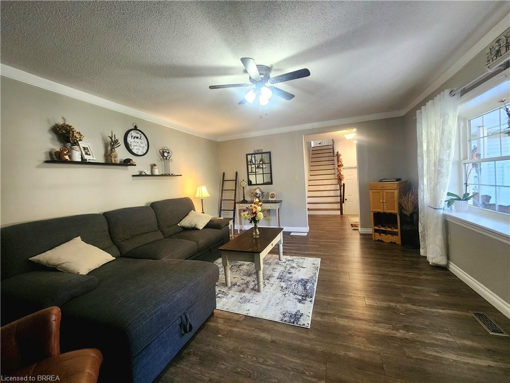 388 Mckellar Street, Strathroy, ON - Indoor Photo Showing Living Room