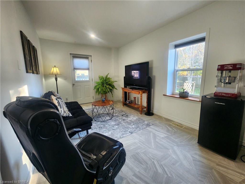 388 Mckellar Street, Strathroy, ON - Indoor Photo Showing Living Room