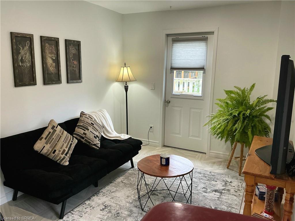 388 Mckellar Street, Strathroy, ON - Indoor Photo Showing Living Room