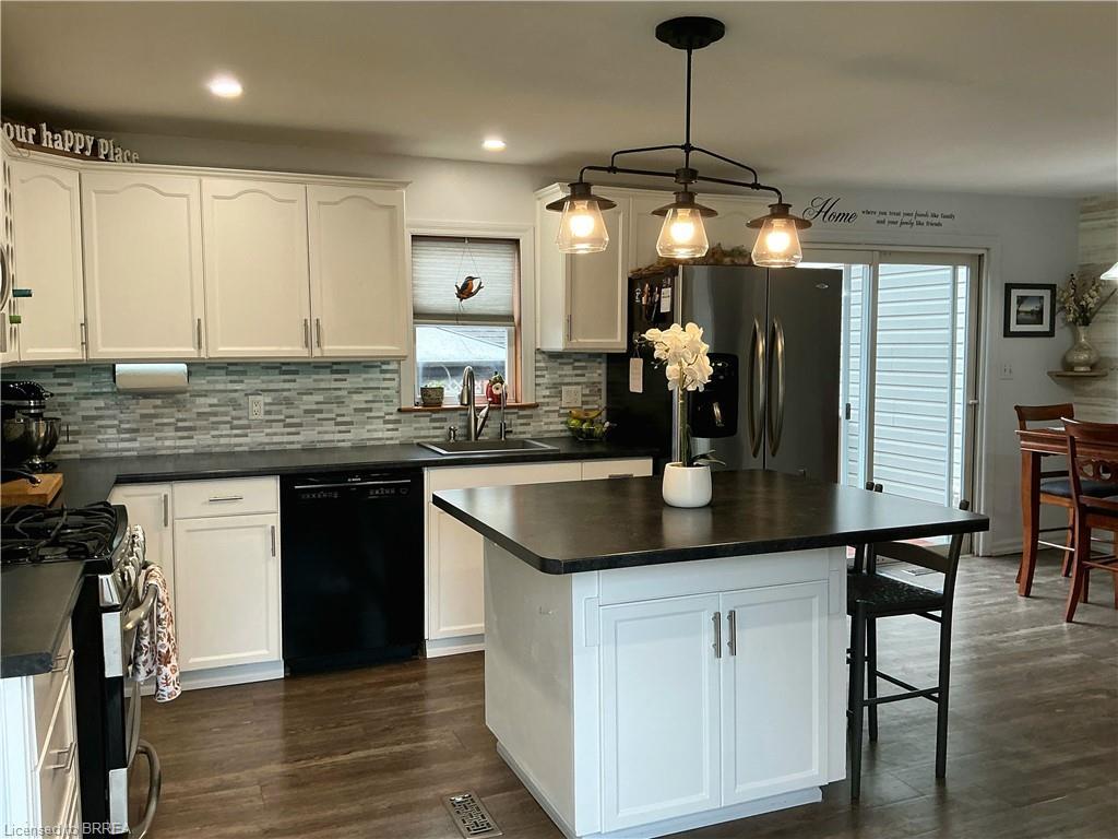 388 Mckellar Street, Strathroy, ON - Indoor Photo Showing Kitchen