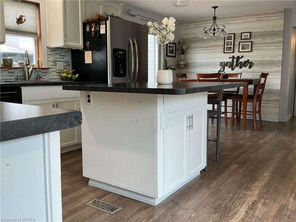 388 Mckellar Street, Strathroy, ON - Indoor Photo Showing Kitchen