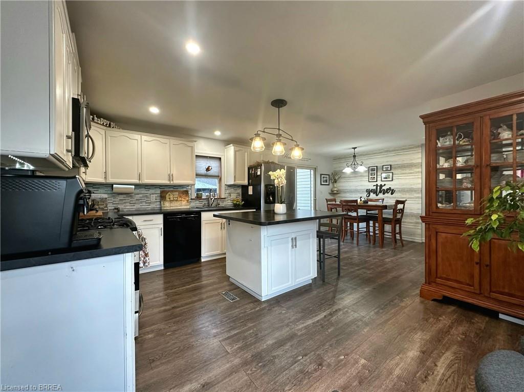 388 Mckellar Street, Strathroy, ON - Indoor Photo Showing Kitchen